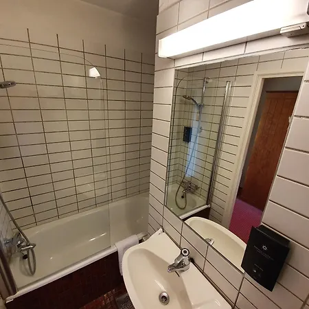 - Bad & Velvaere Hotel